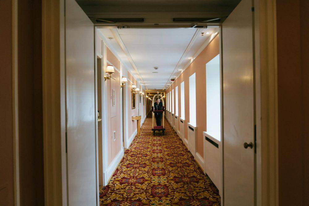 ilustrasi lorong hotel (pexels.com/cottonbro studio)