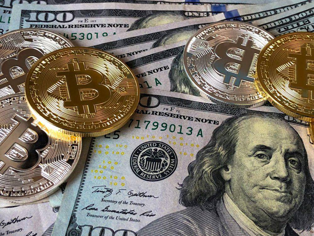 ilustrasi uang dan bitcoin (pexels.com/David McBee)