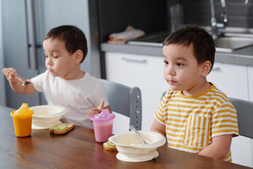 ilustrasi anak makan (pexels.com/Jep Gambardella)