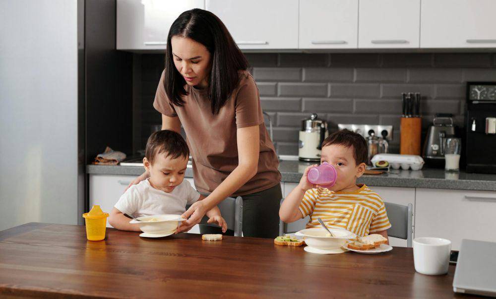 ilustrasi menyiapkan makan anak (pexels.com/Jep Gambardella)