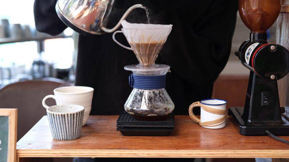 ilustrasi menyeduh kopi (pexels.com/Leonid Demidov)