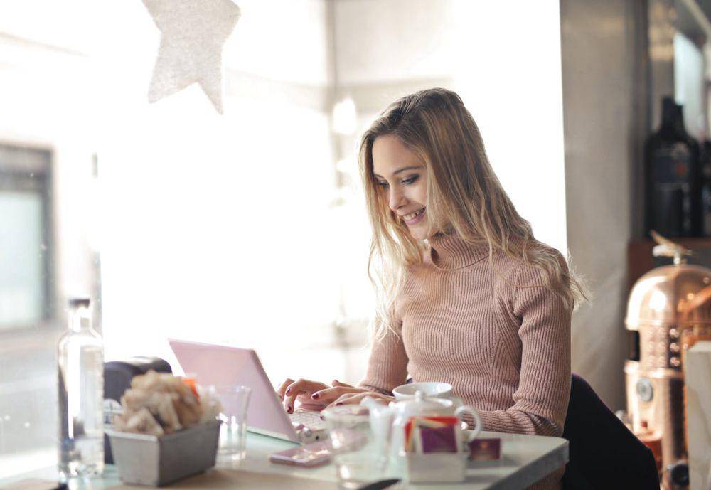 ilustrasi freelancer (pexels.com/Andrea Piacquadio)
