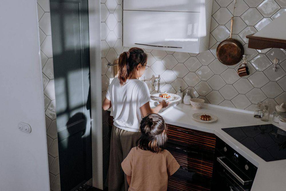 ilustrasi membersihkan area dapur (pexels.com/cottonbro studio)