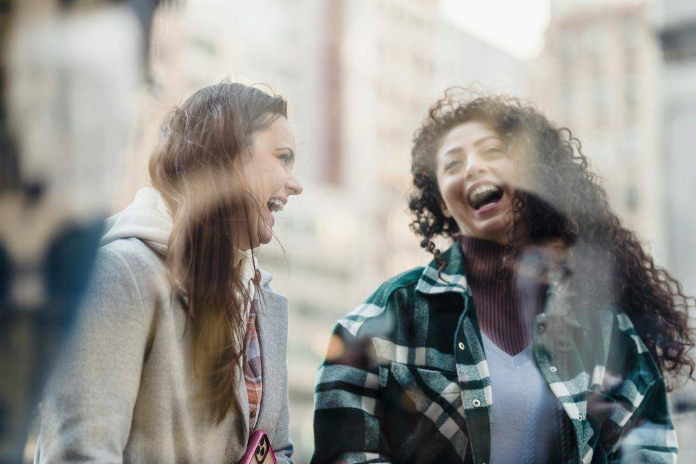 ilustrasi soulmate antara sahabat (Pexels.com/Tim Douglas)