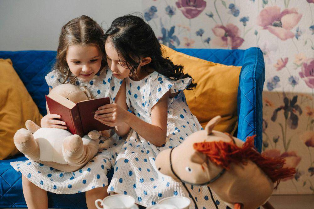 ilustrasi anak membaca buku (pexels.com/Ron Lach)