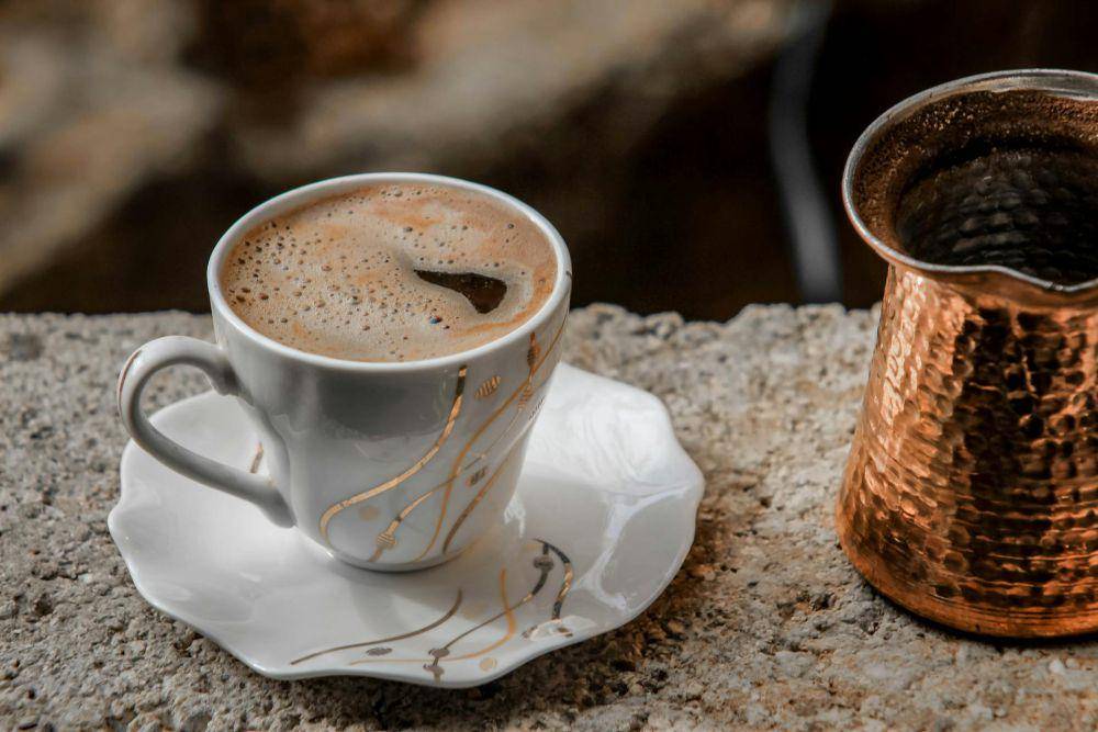 ilustrasi segelas kopi (pexels.com/Samer Daboul)