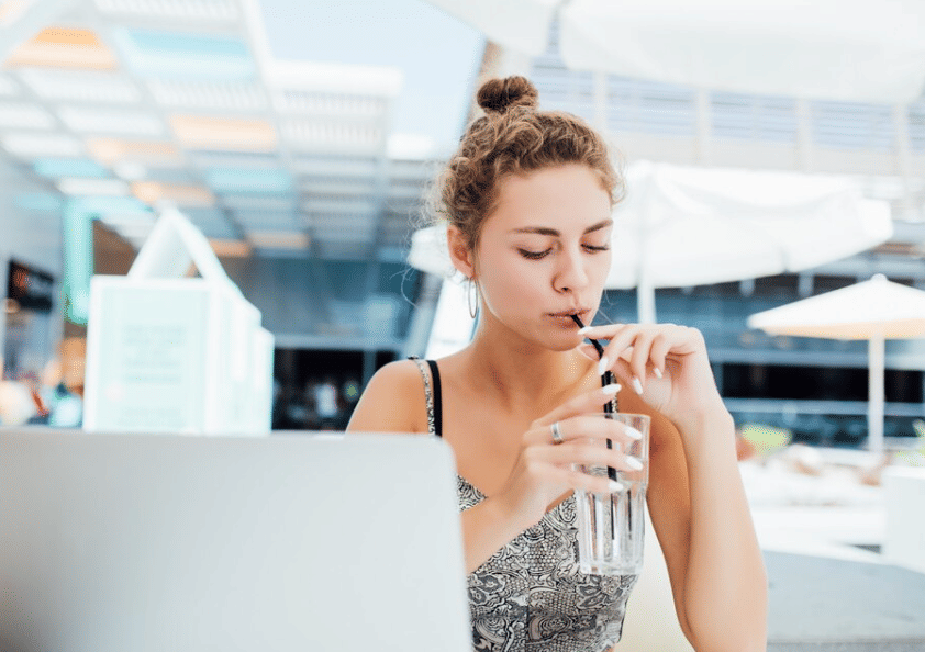 ilustrasi minum air putih (freepik.com/diana.grytsku)