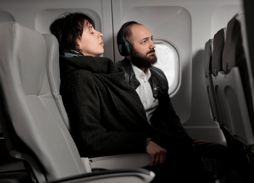 ilustrasi peregangan dalam pesawat (freepik.com/DC Studio)