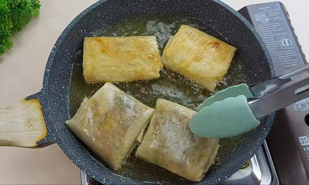 ilustrasi menggoreng martabak telur mini isi kornet (YouTube.com/Resep Abi)
