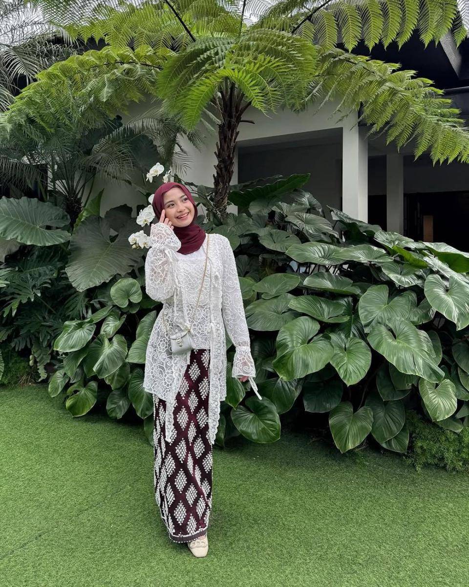 Kebaya Kondangan Putih (instagram.com/taniaaa.dn)