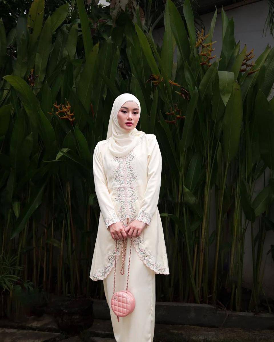 Baju Kurung Melayu. (instagram.com/dindahw)