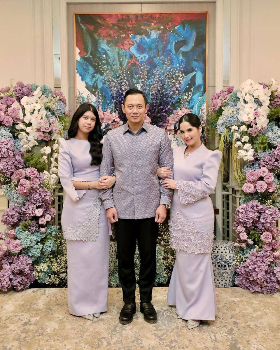Baju Kurung Melayu. (instagram.com/annisayudhoyono)
