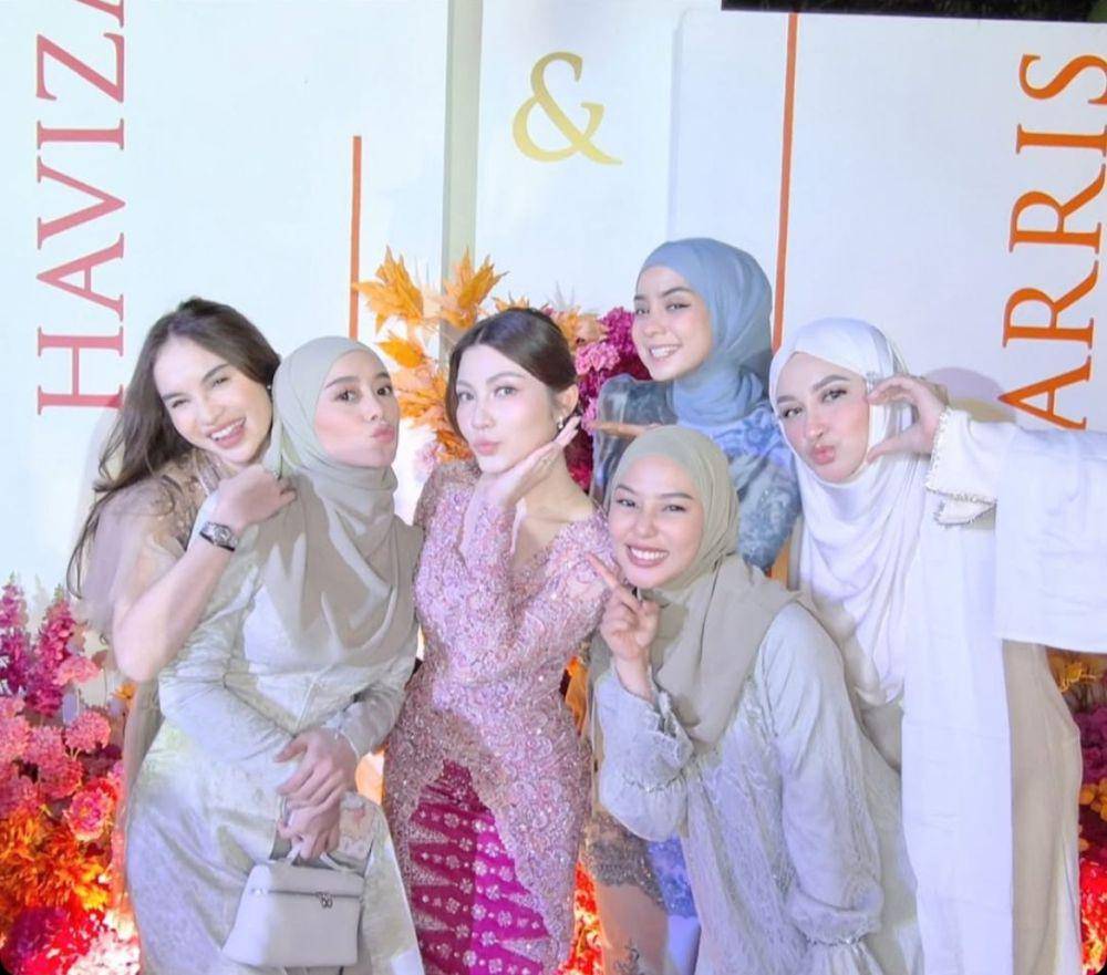 Gaya artis di lamaran Harris Vriza dan Haviza Devi (instagram.com/daraarafah)
