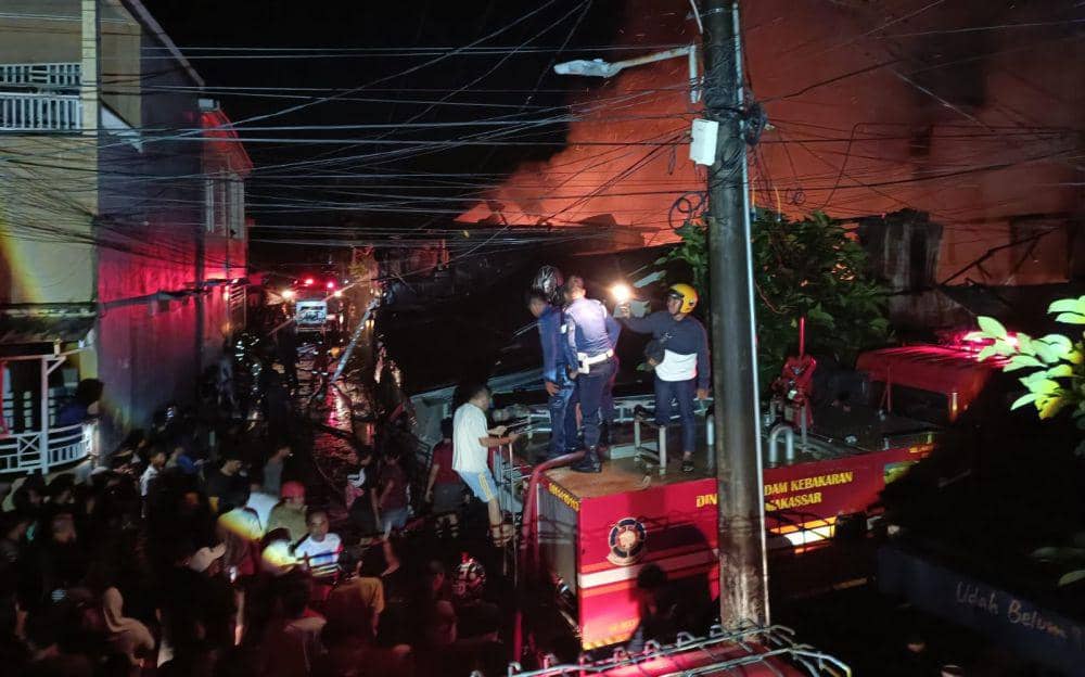 Kebakaran melanda kawasan padat penduduk di Jalan AR Dg. Ngunjung, Kelurahan Rappokalling, Makassar, Minggu (6/4/2025) dini hari/Istimewa