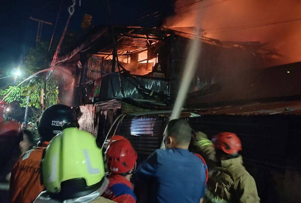 Kebakaran Hebat Hanguskan 10 Rumah di Makassar, Satu Lansia Meninggal