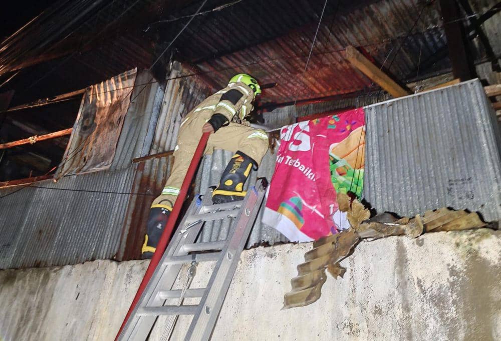 Kebakaran melanda kawasan padat penduduk di Jalan AR Dg. Ngunjung, Kelurahan Rappokalling, Makassar, Minggu (6/4/2025) dini hari/Istimewa