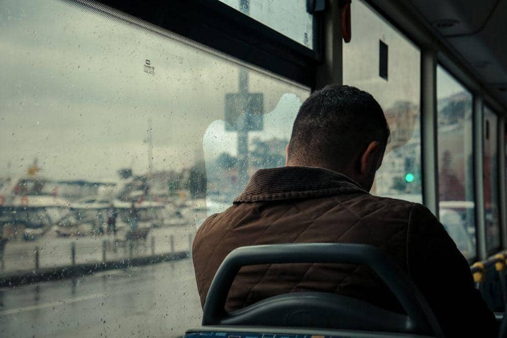 Ilustrasi seorang tengah duduk di dalam bus di saat hujan (pexels.com/Zeynep Sude Emek)