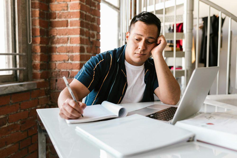 ilustrasi malas bekerja (pexels.com/RDNE Stock project)