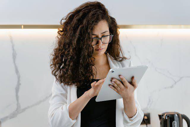Ilustrasi seorang wanita memegang tablet (Pexels.com/MART PRODUCTION)
