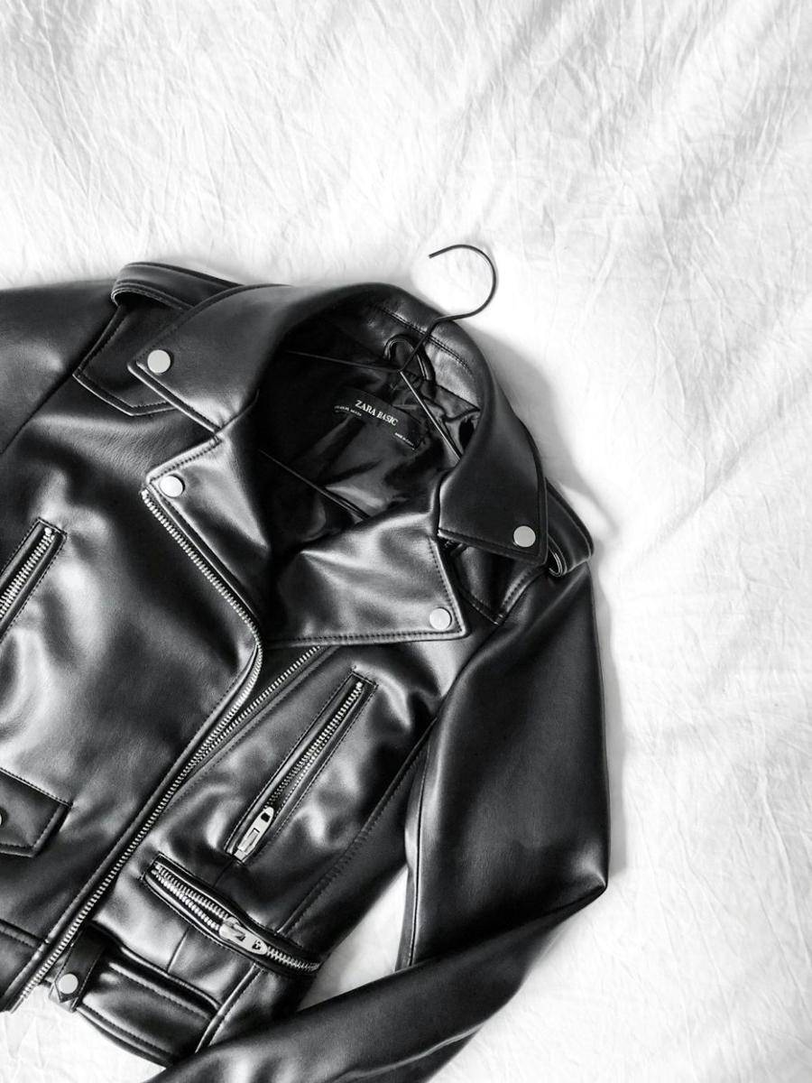 ilustrasi jaket kulit (unsplash.com/Lea Øchel)