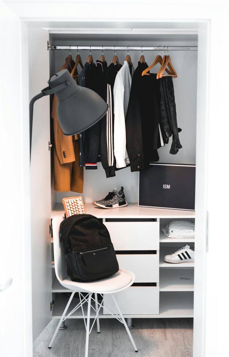 ilustrasi wardrobe (unsplash.com/Alexandru Acea)