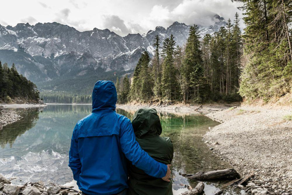 4 Jenis Pakaian yang Harus Dihindari saat Mendaki Gunung