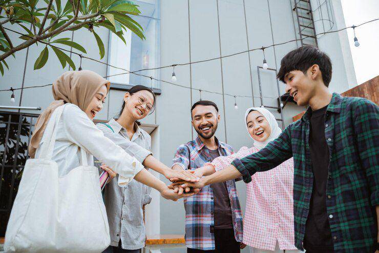 Ilustrasi bersama sahabat (freepik.com/EyeEm)