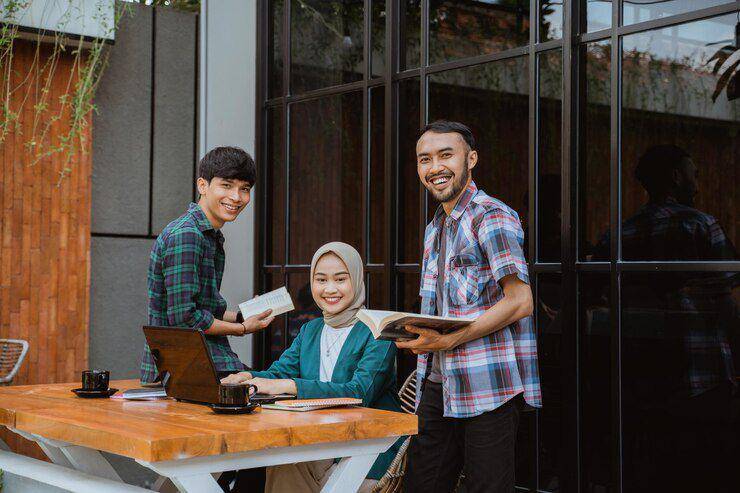 Ilustrasi lebih percaya diri bareng sahabat (freepik.com/EyeEm)