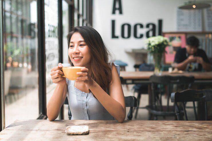 Ilustrasi santai di kafe sendirian (freepik.com/tirachardz)