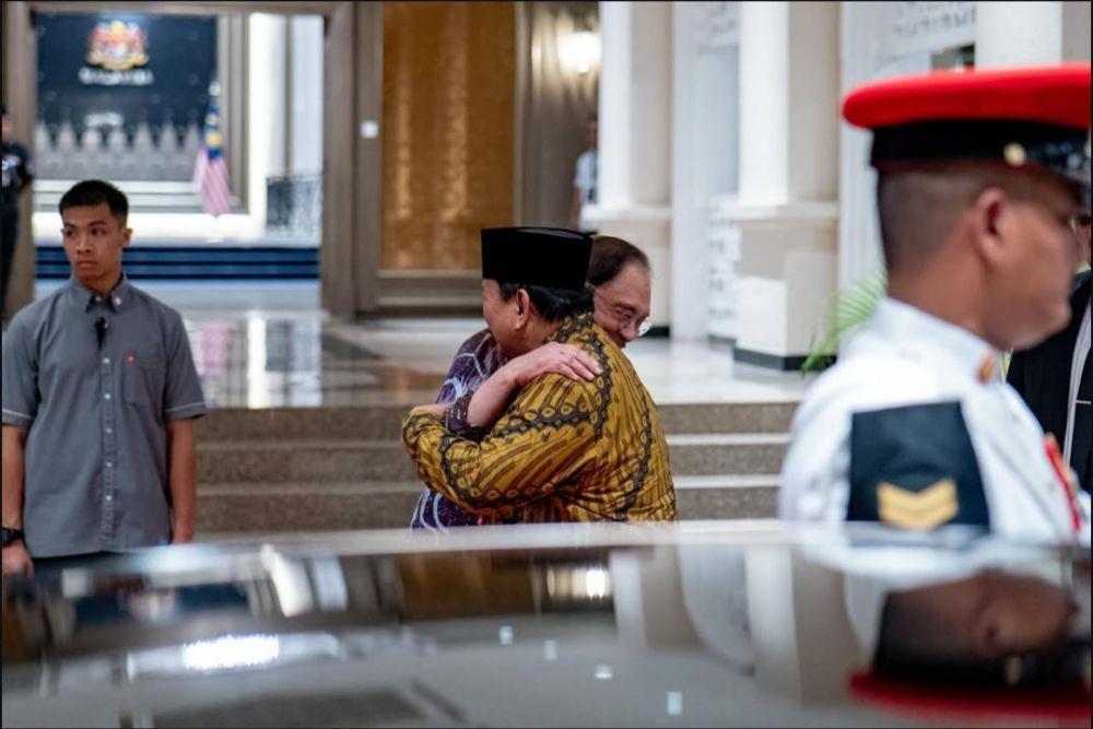 Perdana Menteri Malaysia Anwar Ibrahim bersama Presiden Indonesia Prabowo Subianto. (Instagram/anwaribrahim_my)
