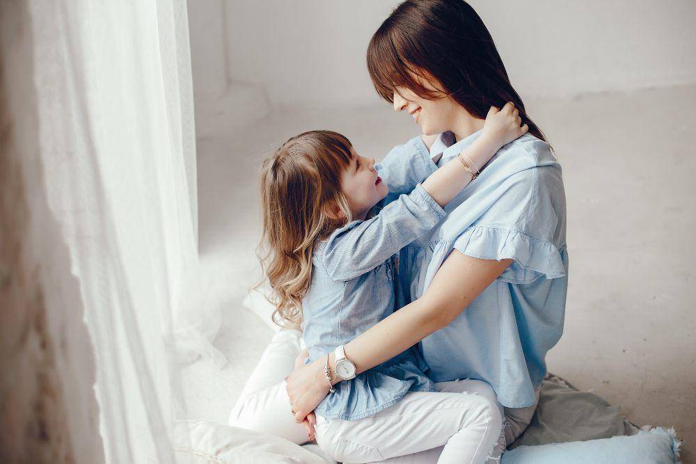 ilustrasi ibu dan anak (freepik.com/prostooleh)