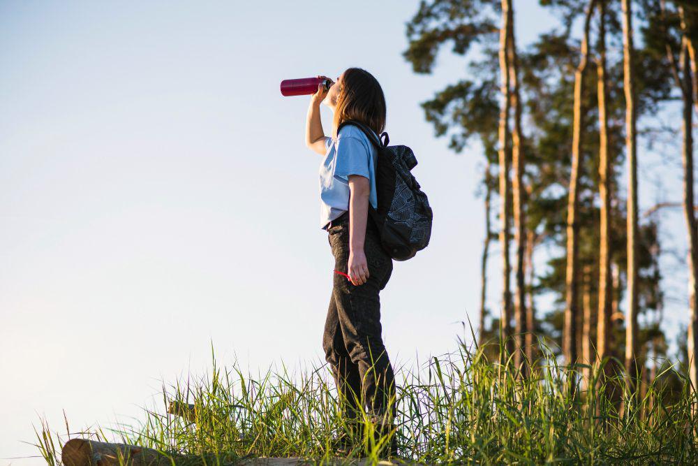 ilustrasi perempuan hiking (freepik.com/freepik)