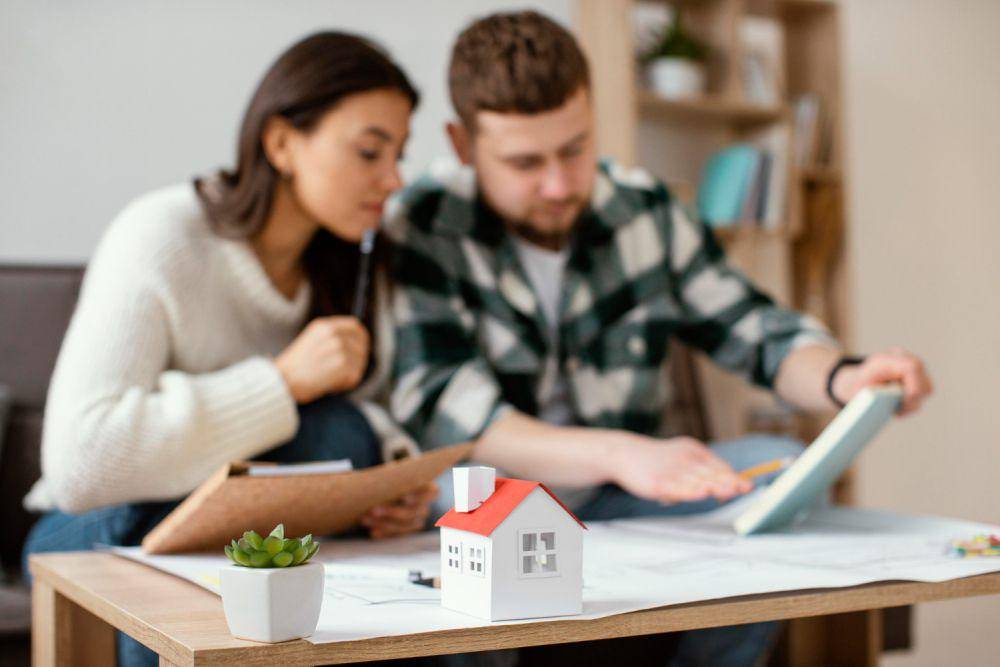 Ilustrasi pasangan ingin membeli rumah (freepik.com/freepik)