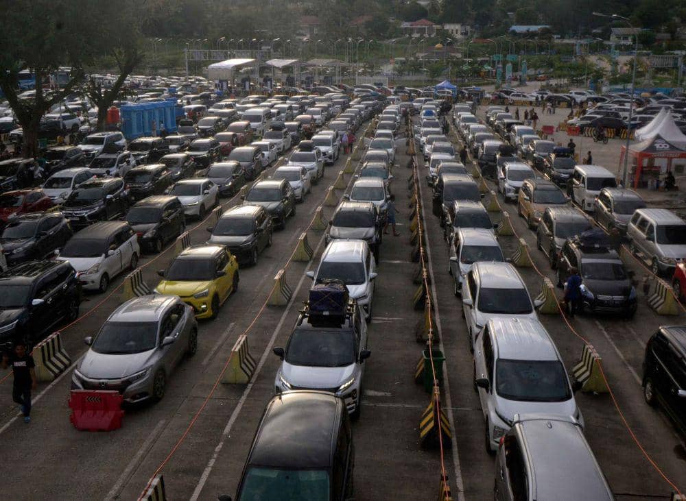 Mobil pemilir antre untuk memasuki kapal di Pelabuhan Bakauheni, Lampung Selatan, Lampung, Minggu (6/4/2025). (ANTARA FOTO/Ardiansyah)