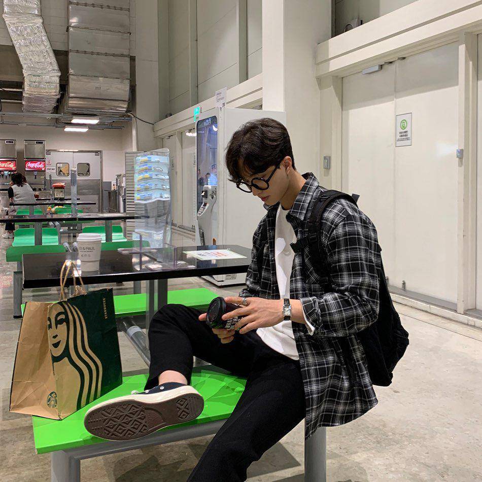styling flannel shirt ala Korean style (instagram.com/leehk.k)