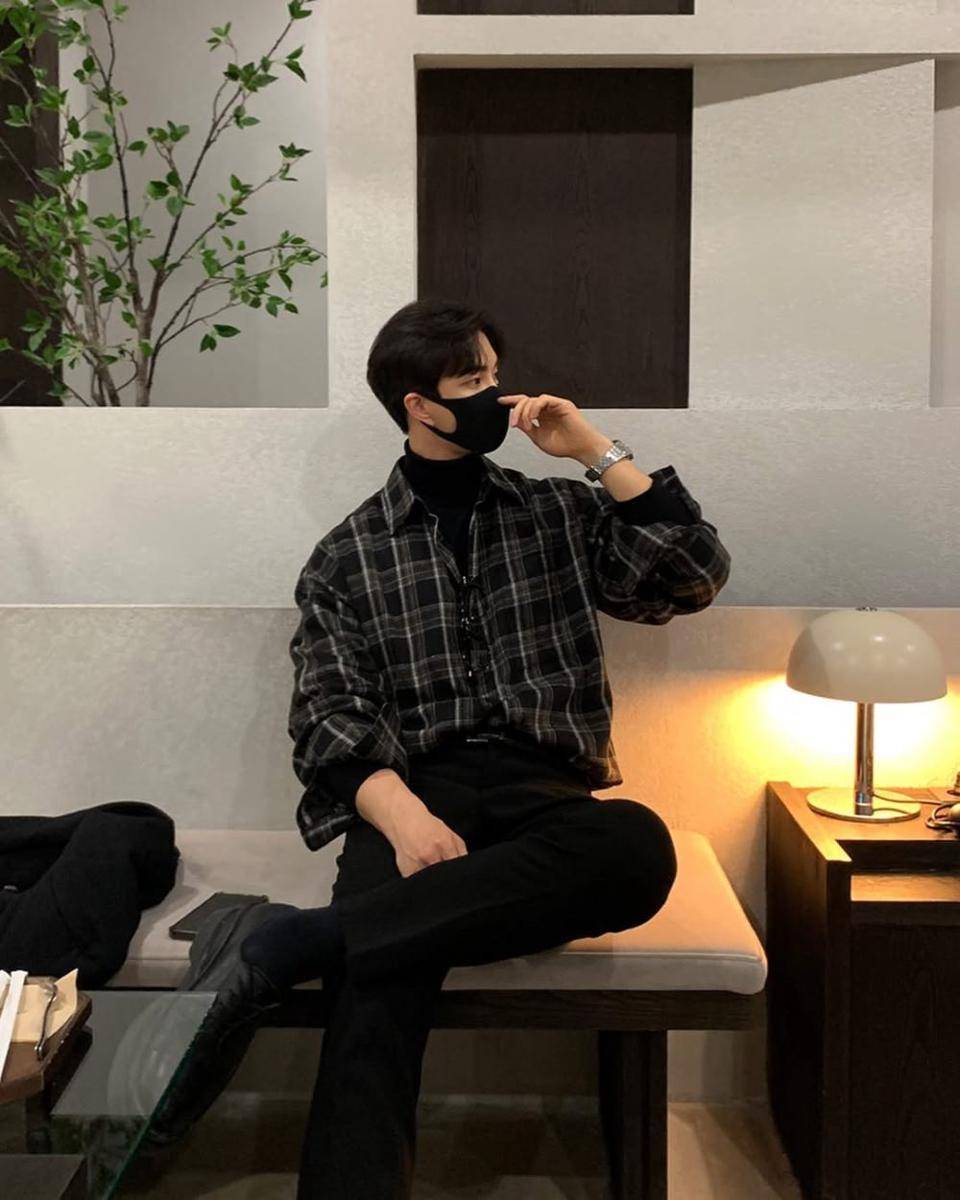 styling flannel shirt ala Korean style (instagram.com/leehk.k)