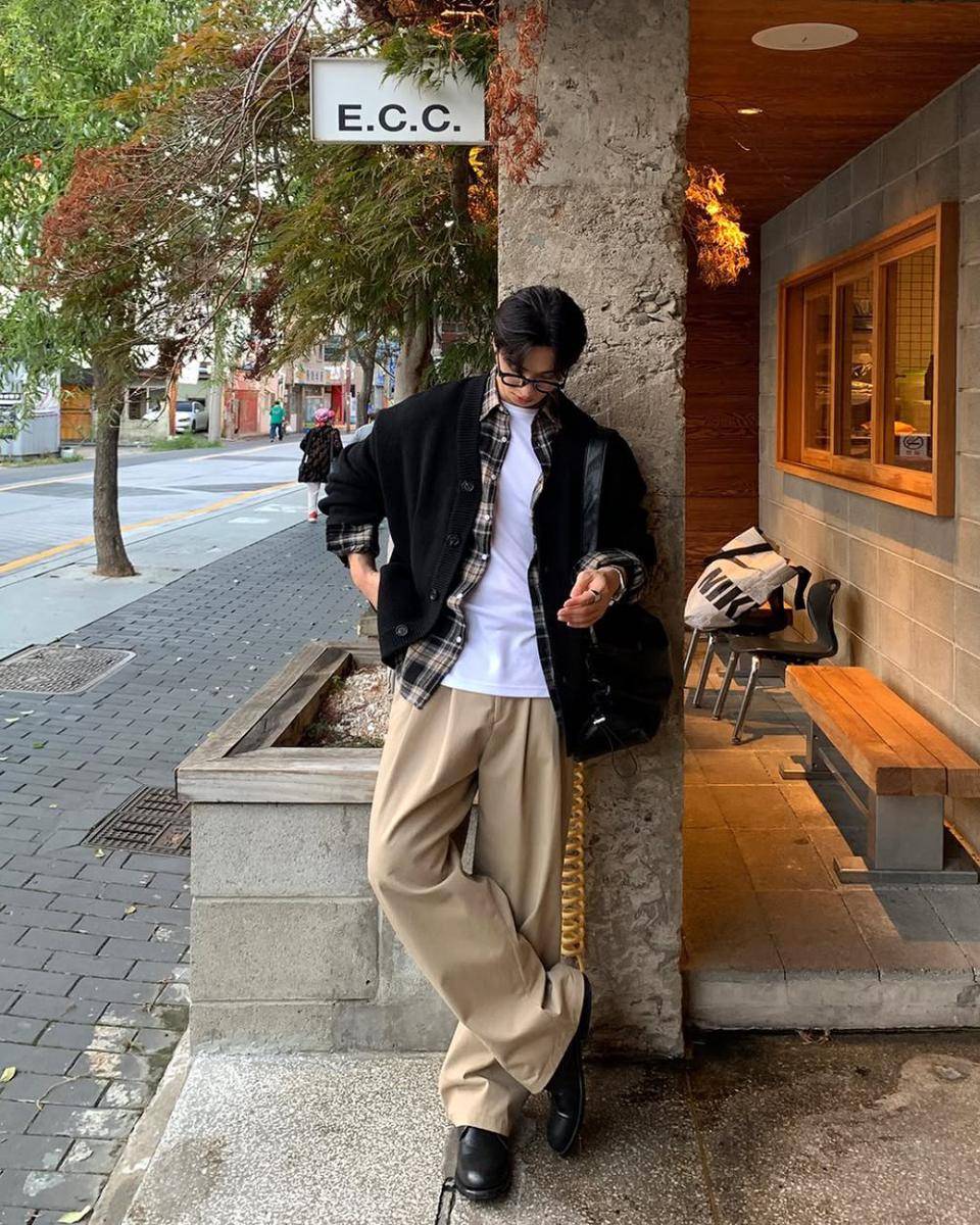 styling flannel shirt ala Korean style (instagram.com/leehk.k)