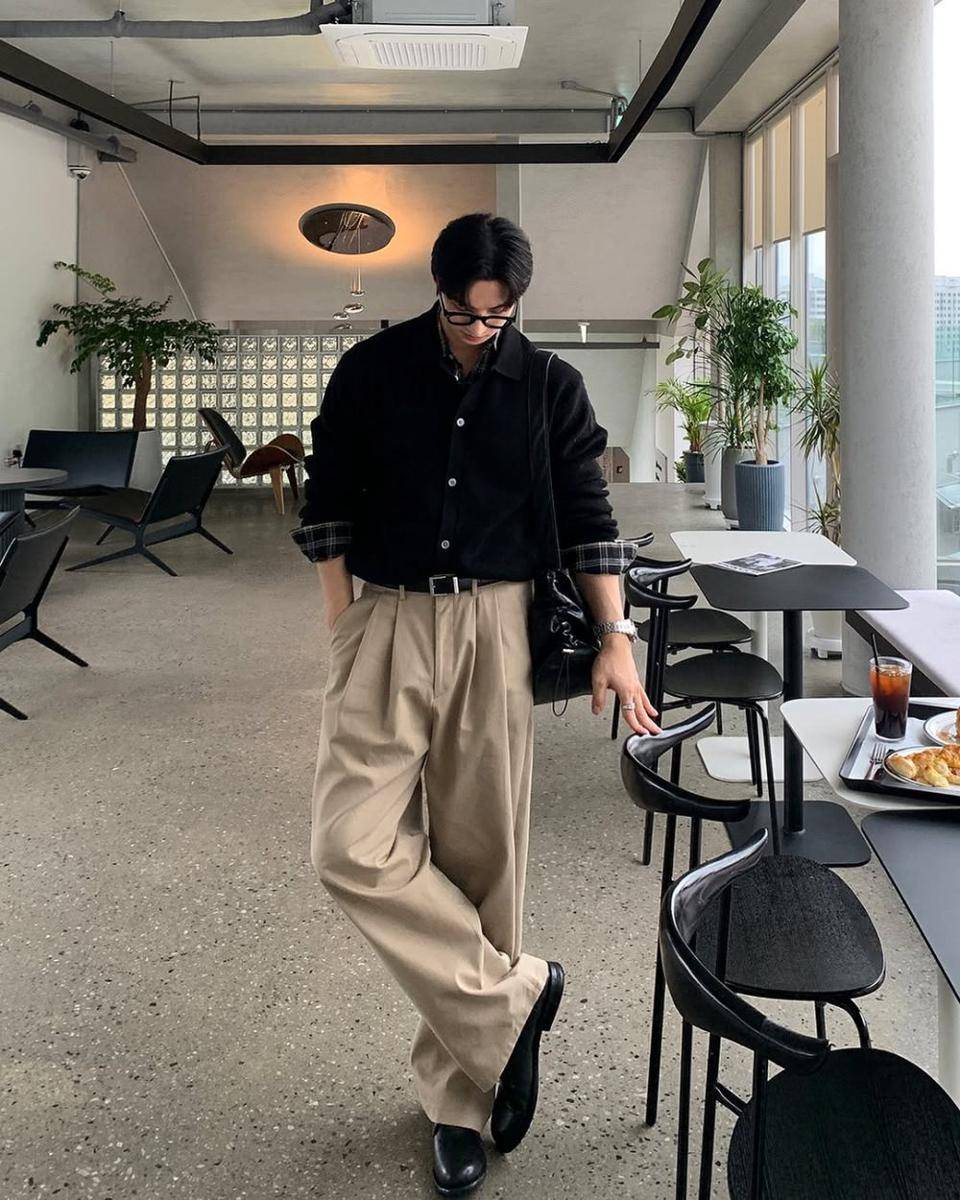 styling flannel shirt ala Korean style (instagram.com/leehk.k)