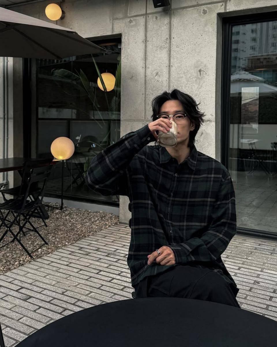 styling flannel shirt ala Korean style (instagram.com/siiiido)