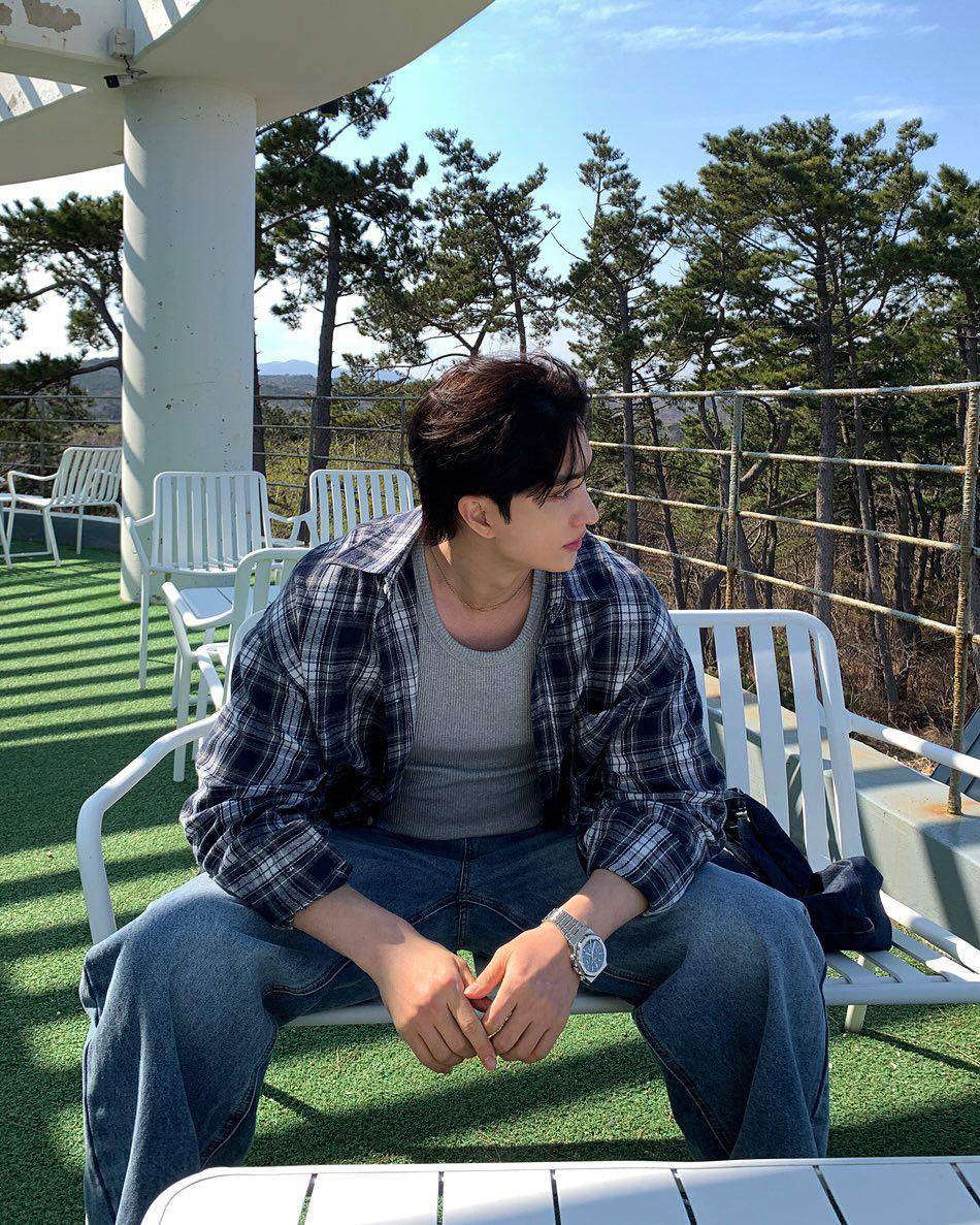 styling flannel shirt ala Korean style (instagram.com/leehk.k)