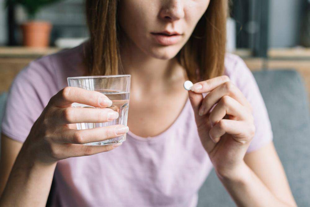 ilustrasi minum obat (freepik.com/freepik)