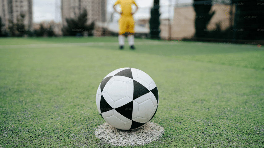 ilustrasi bola di atas titik putih penalti (unsplash.com/Ahmed)