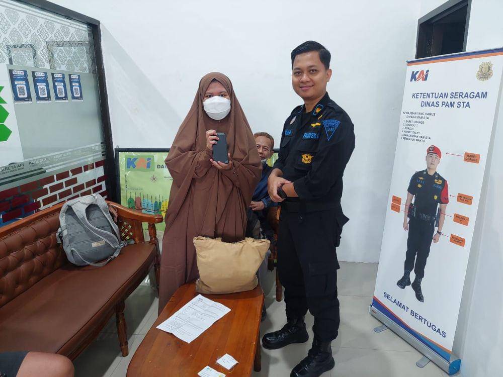 Penumpang kereta api wanita menerima HP miliknya dari petugas. (IDN Times/Dok Humas Daop 4 Semarang)