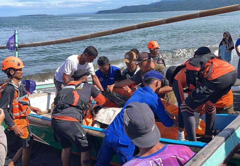 Proses evakuasi jenazah korban Abis, wisatawan tenggelam di pantai Pesisir Barat. (Dok. Basarnas Lampung).
