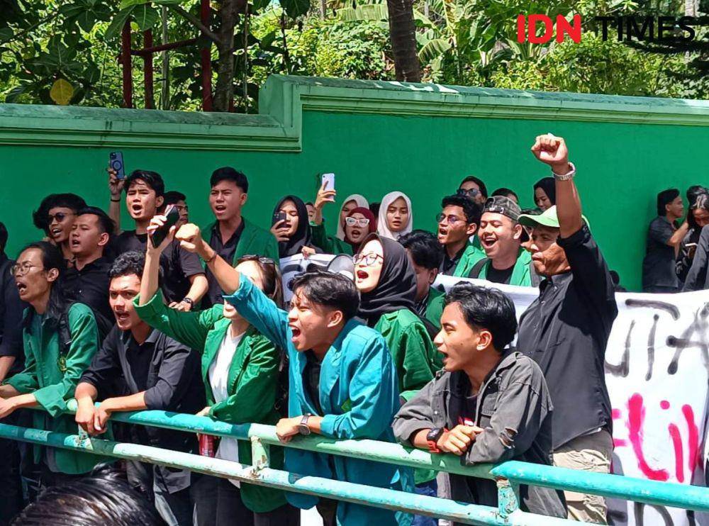 Aksi massa di Universitas Malahayati, Bandar Lampung, Senin (7/4/2025). (IDN Times/Tama Yudha Wiguna).