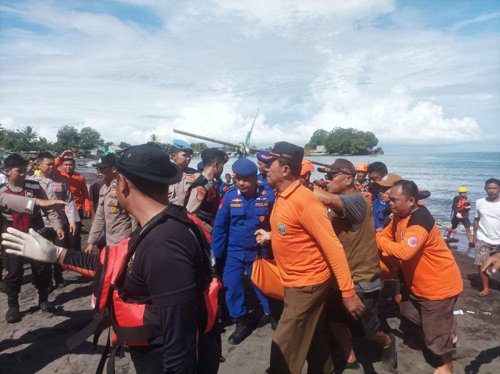 Proses evakuasi jenazah korban Abis, wisatawan tenggelam di pantai Pesisir Barat. (Dok. Basarnas Lampung).