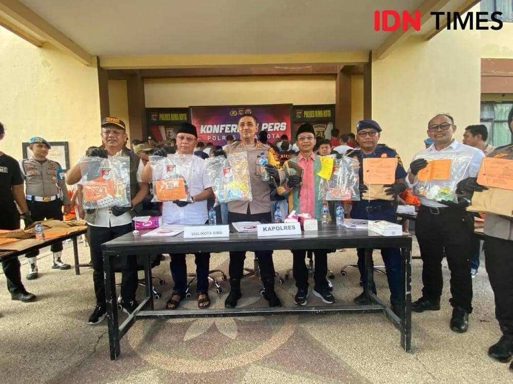 Foto Kapolres Bima Kota, AKBP Didik Putra Kuncoro saat menunjukkan barang bukti narkoba dan tramadol yang diamankan (Dok/Polres Bima Kota)
