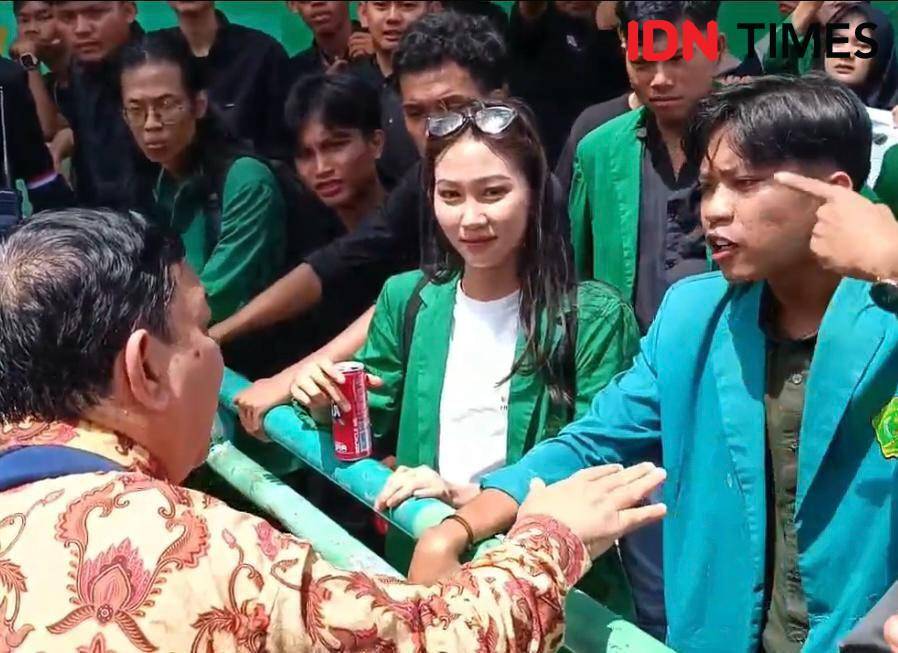 Aksi massa di Universitas Malahayati, Bandar Lampung, Senin (7/4/2025). (IDN Times/Tama Yudha Wiguna).