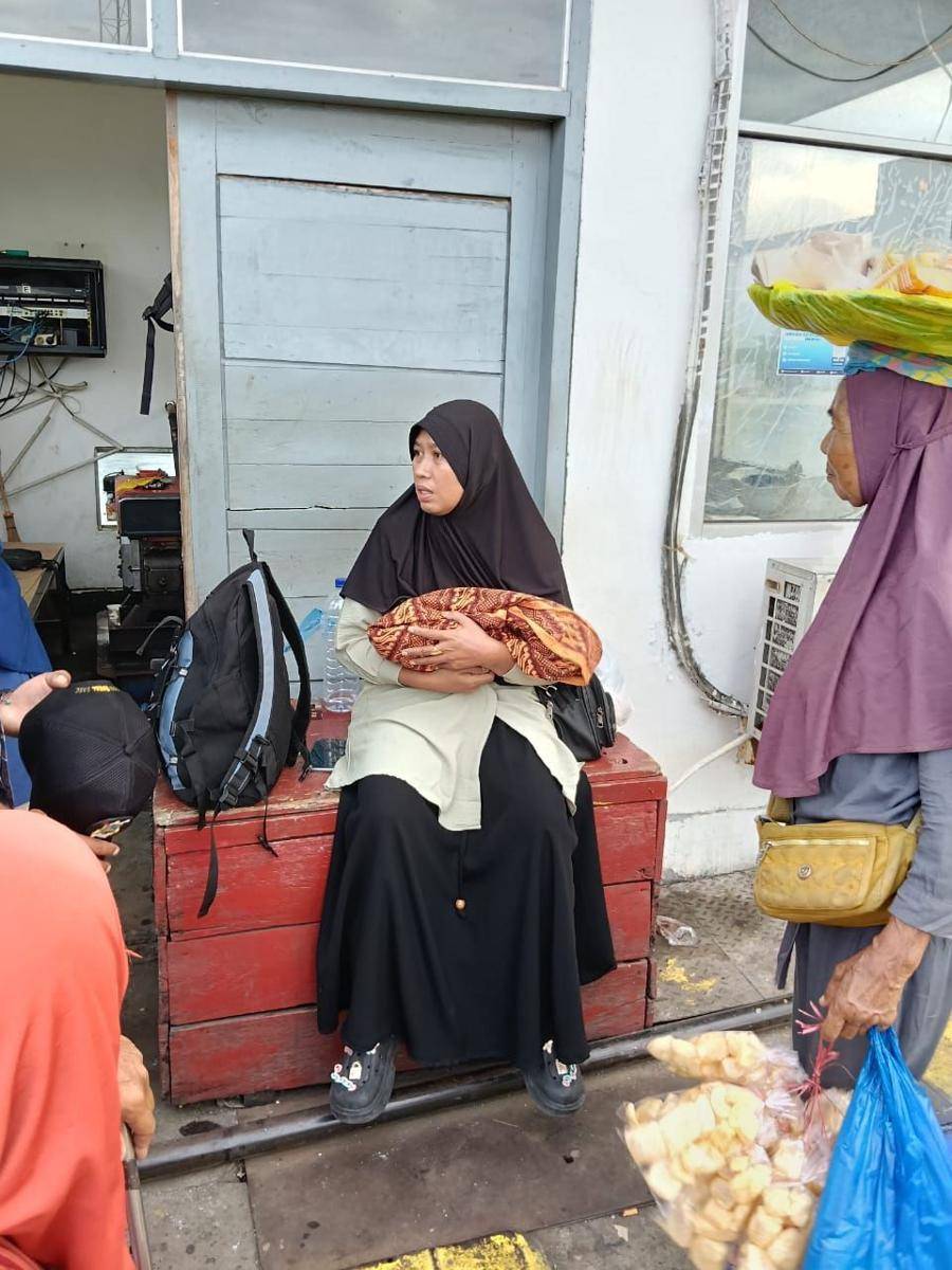 Jenazah bayi yang akan dibawa ke Sumbawa Barat menggunakan taksi online. (dok. Polres Lombok Timur)