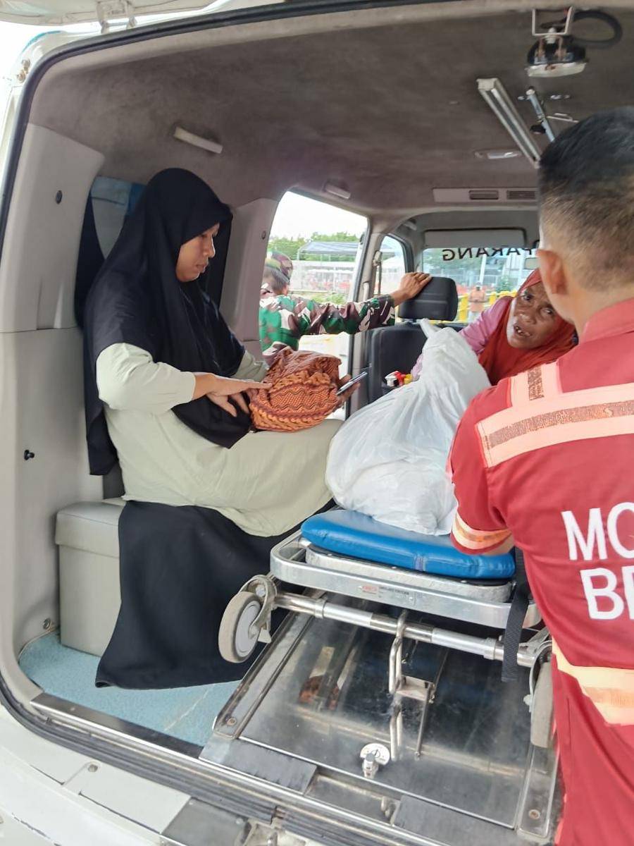 Jenazah bayi dibawa ke Sumbawa Barat menggunakan mobil ambulans Puskesmas Labuhan Lombok. (dok. Polres Lombok Timur)